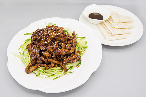 p35. shredded pork with sweet bean sauce (4 pancakes) 京酱肉丝